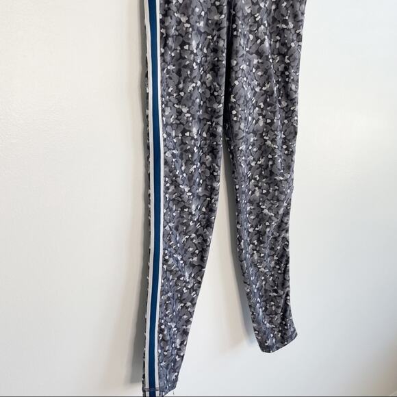 AERIE Gray White Printed Leggings Blue Tuxedo Stripe Size Medium Long - Picture 2 of 6